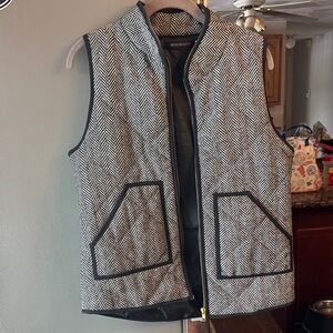 Women’s Merokeety Black and White Chevron Vest
